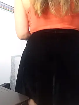 Snapshot of SofiEsteves chatting on 12.16.25 SofiEsteves online show from 12.16.25