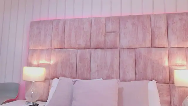 Snapshot of ScarlettFoox chatting on 12.22.25 ScarlettFoox online show from 12.22.25