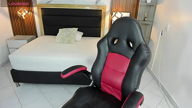 Snapshot of SIENNA_FOX4 chatting on 03.31.26 SIENNA FOX4 online show from 03.31.26