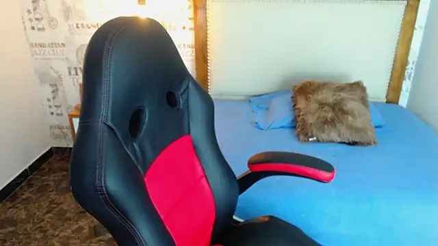 Snapshot of SIENNA_FOX4 chatting on 04.06.26 SIENNA FOX4 online show from 04.06.26