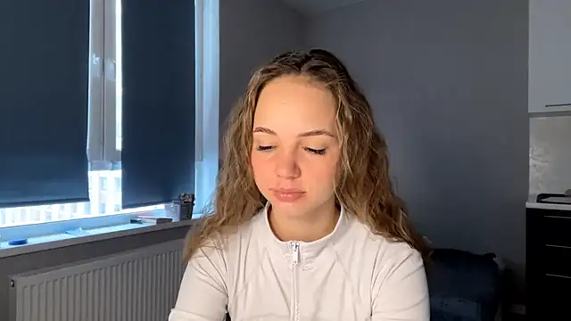 Snapshot of AliceQueenGirl chatting on 01.15.26 AliceQueenGirl online show from 01.15.26