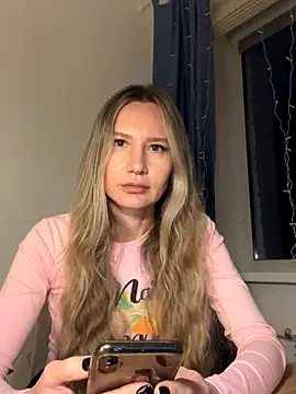 Snapshot of 1Moonlight1 chatting on 12.20.25 1Moonlight1 online show from 12.20.25