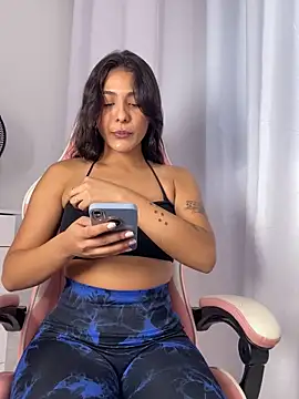 Snapshot of Laurapocah chatting on 12.18.25 Laurapocah online show from 12.18.25