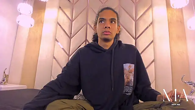 Snapshot of Max_Ari chatting on 01.11.26 Max Ari online show from 01.11.26