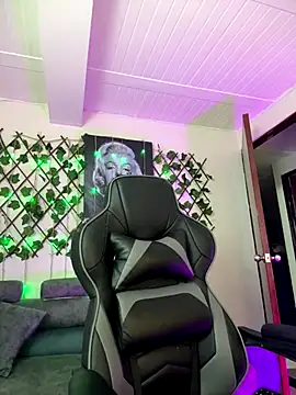 Snapshot of Violette-18 chatting on 12.19.25 Violette-18 online show from 12.19.25