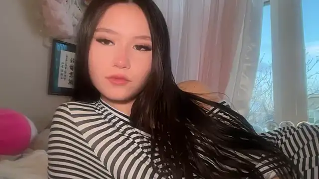 Snapshot of luvvivii chatting on 04.18.26 luvvivii online show from 04.18.26