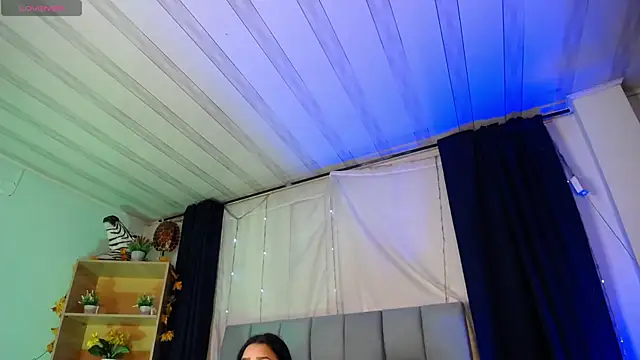 Snapshot of Emilyy05_ chatting on 12.23.25 Emilyy05 online show from 12.23.25