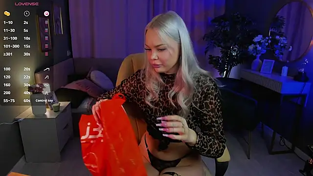 Leslie Caronn online show from 03.05.26