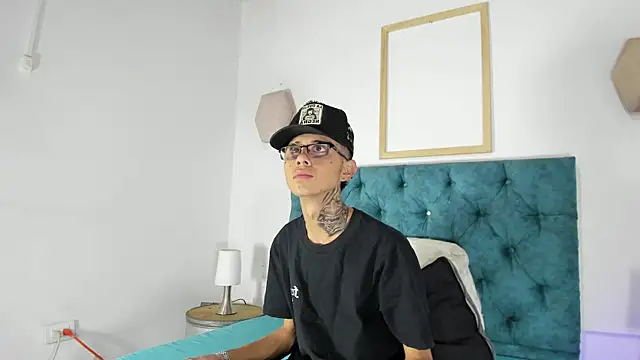Snapshot of asher_lux chatting on 07.18.26 asher lux online show from 07.18.26