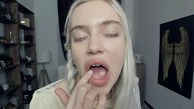 KristalCrowner online show from 02.09.26