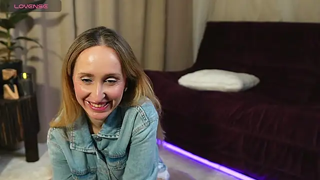 Emely Moon online show from 04.09.26