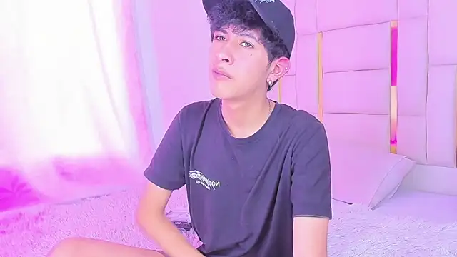 Snapshot of julian_xx chatting on 06.18.26 julian xx online show from 06.18.26