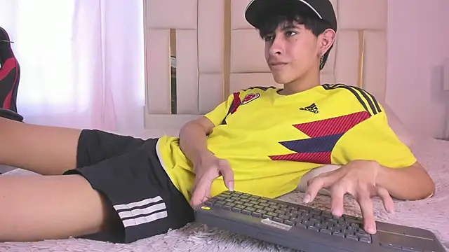 Snapshot of julian_xx chatting on 07.07.26 julian xx online show from 07.07.26