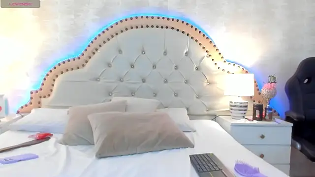 CintiaHolms online show from 04.17.26