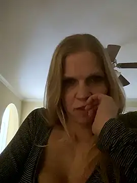 Snapshot of TinyDancer1027 chatting on 01.11.26 TinyDancer1027 online show from 01.11.26