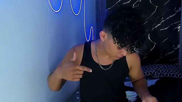 Snapshot of jamescurly00 chatting on 01.08.26 jamescurly00 online show from 01.08.26