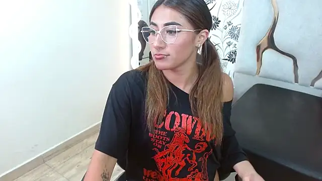 Snapshot of Livglow_tay chatting on 01.07.26 Livglow tay online show from 01.07.26