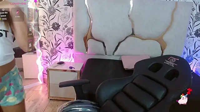 Snapshot of Livglow_tay chatting on 01.11.26 Livglow tay online show from 01.11.26