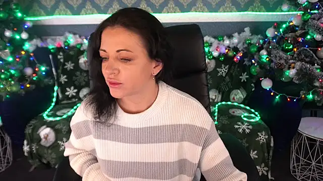 Snapshot of Dafni_Monn chatting on 12.23.25 Dafni Monn online show from 12.23.25