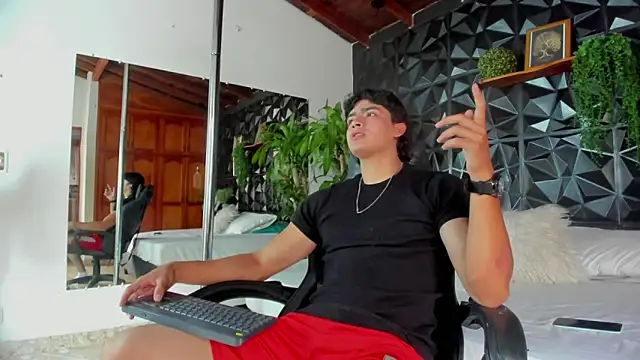 Snapshot of elliot_colton chatting on 04.05.26 elliot colton online show from 04.05.26