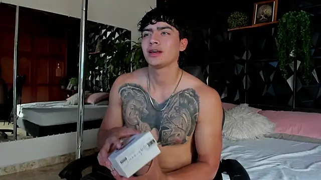 Snapshot of elliot_colton chatting on 04.08.26 elliot colton online show from 04.08.26