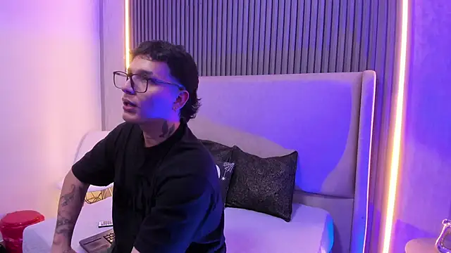 Snapshot of SamuParker chatting on 01.10.26 SamuParker online show from 01.10.26