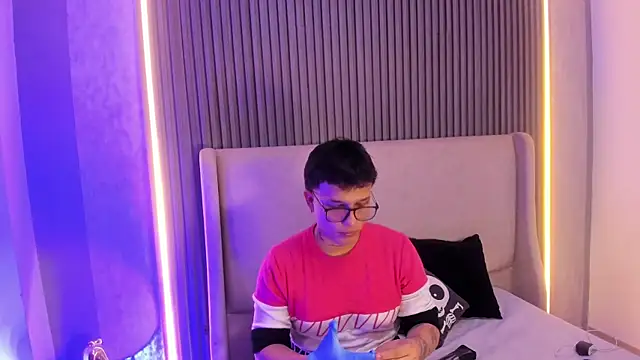 Snapshot of SamuParker chatting on 01.11.26 SamuParker online show from 01.11.26