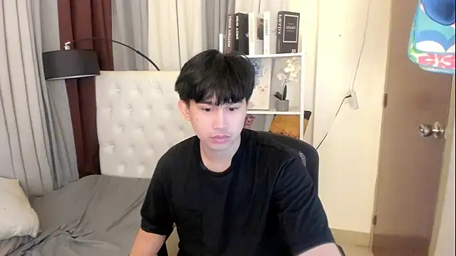 Snapshot of davincihugecock chatting on 05.18.26 davincihugecock online show from 05.18.26