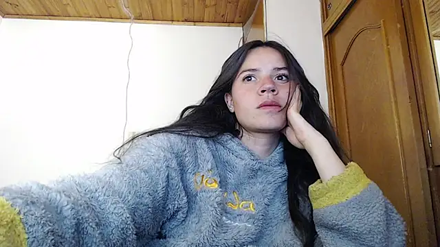 Snapshot of Shanel_Lozano chatting on 05.11.26 Shanel Lozano online show from 05.11.26