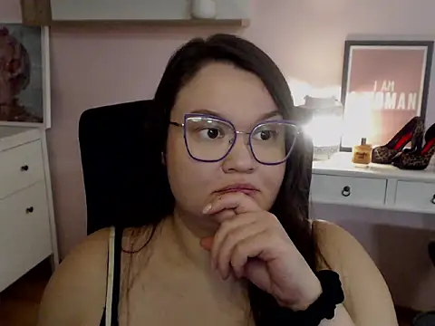 Snapshot of HollyDanceSoul chatting on 02.20.26 HollyDanceSoul online show from 02.20.26