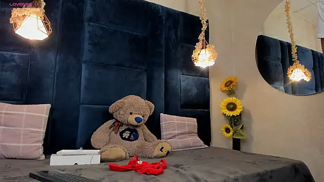 Laura Miller1 online show from 04.10.26