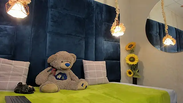 Laura Miller1 online show from 04.13.26