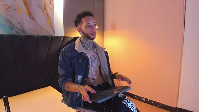 Snapshot of axel_valtier chatting on 01.15.26 axel valtier online show from 01.15.26