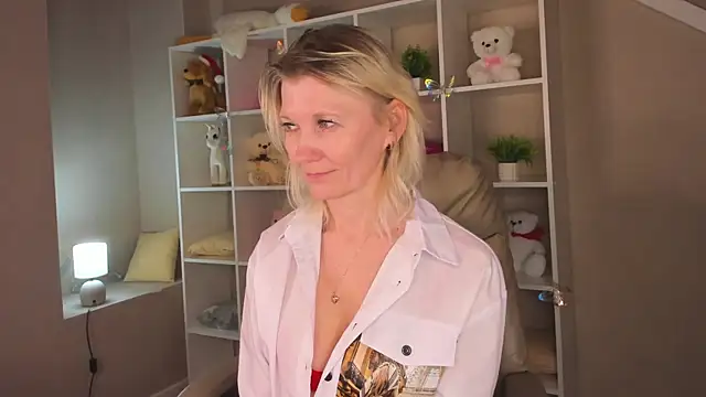 Julie Lucas online show from 03.02.26