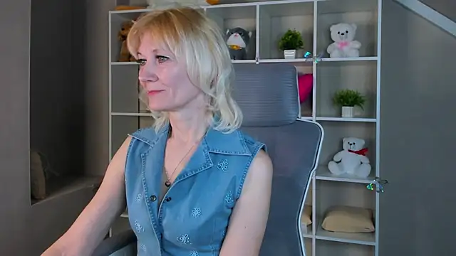 Julie Lucas online show from 04.10.26