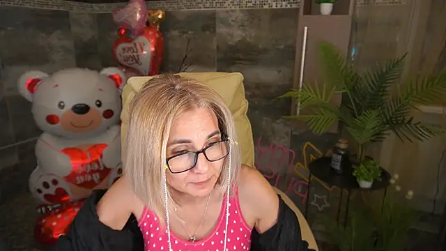 Snapshot of MiaRossy chatting on 02.17.26 MiaRossy online show from 02.17.26