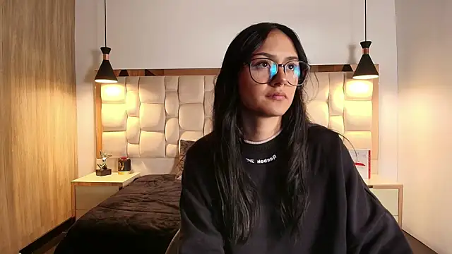 NiccolleHall online show from 02.25.26