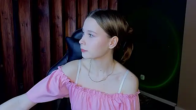 Snapshot of vickky_shy chatting on 02.08.26 vickky shy online show from 02.08.26