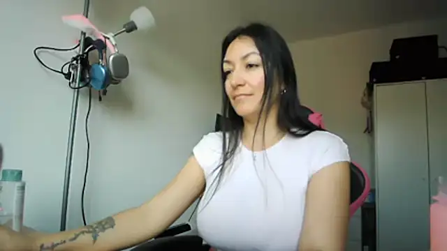 Snapshot of Yulian_Milf chatting on 03.13.26 Yulian Milf online show from 03.13.26