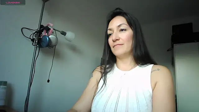 Snapshot of Yulian_Milf chatting on 03.18.26 Yulian Milf online show from 03.18.26