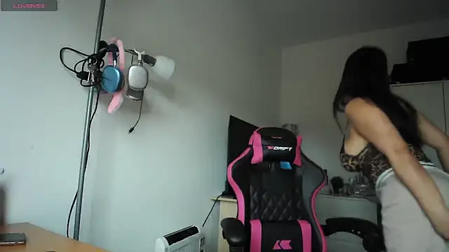 Snapshot of Yulian_Milf chatting on 03.19.26 Yulian Milf online show from 03.19.26