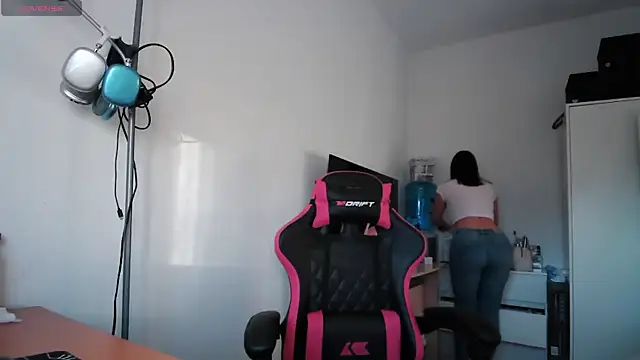 Snapshot of Yulian_Milf chatting on 03.28.26 Yulian Milf online show from 03.28.26