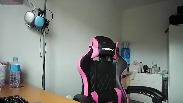 Snapshot of Yulian_Milf chatting on 03.29.26 Yulian Milf online show from 03.29.26