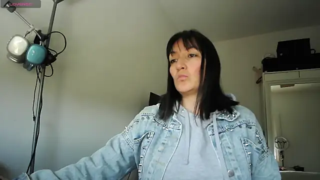 Snapshot of Yulian_Milf chatting on 03.30.26 Yulian Milf online show from 03.30.26