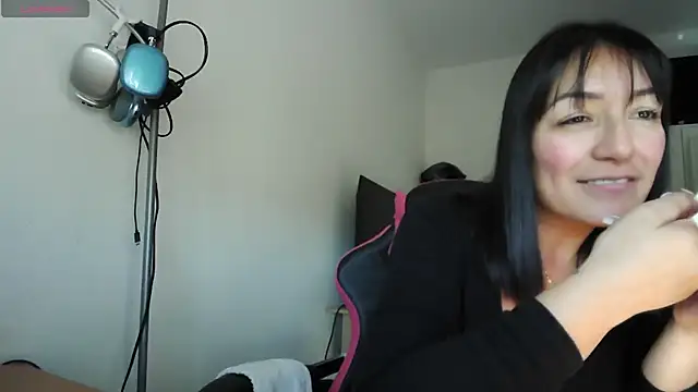 Snapshot of Yulian_Milf chatting on 04.04.26 Yulian Milf online show from 04.04.26