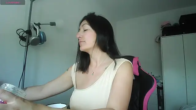 Snapshot of Yulian_Milf chatting on 05.31.26 Yulian Milf online show from 05.31.26