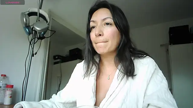 Snapshot of Yulian_Milf chatting on 06.11.26 Yulian Milf online show from 06.11.26