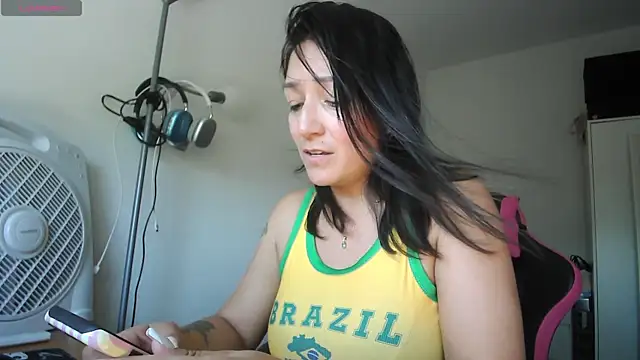 Snapshot of Yulian_Milf chatting on 06.25.26 Yulian Milf online show from 06.25.26