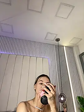 JuliaColemann online show from 04.12.26