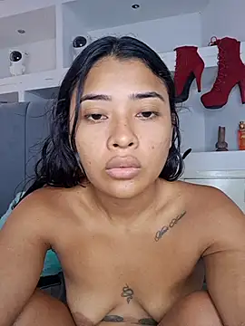 Snapshot of Layla_em chatting on 02.15.26 Layla em online show from 02.15.26